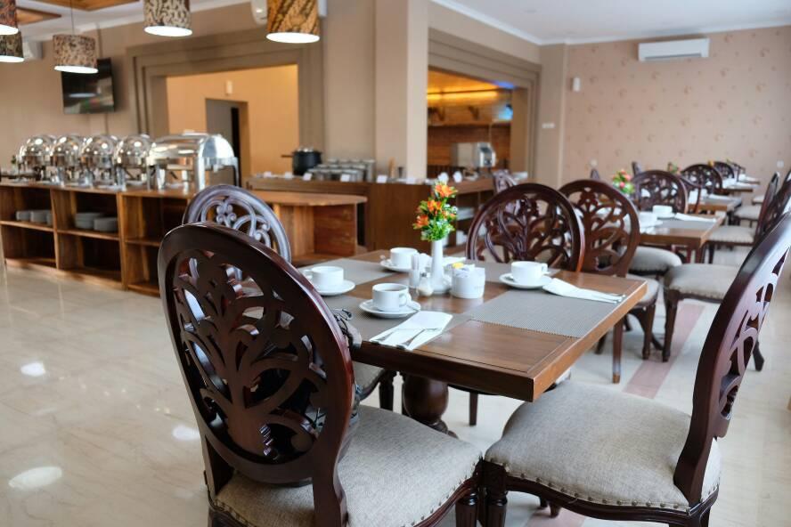 โรงแรมเมโซลี Kebumen ภายนอก รูปภาพ